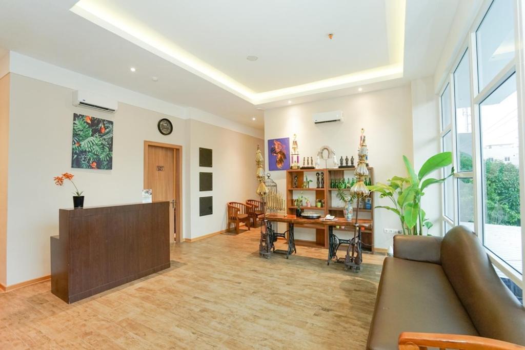 Deli Hotel Медан Экстерьер фото