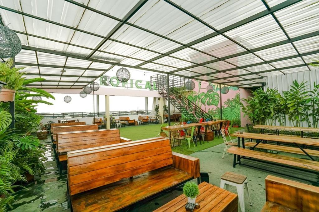 Deli Hotel Медан Экстерьер фото