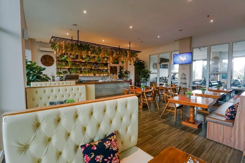 Deli Hotel Медан Экстерьер фото